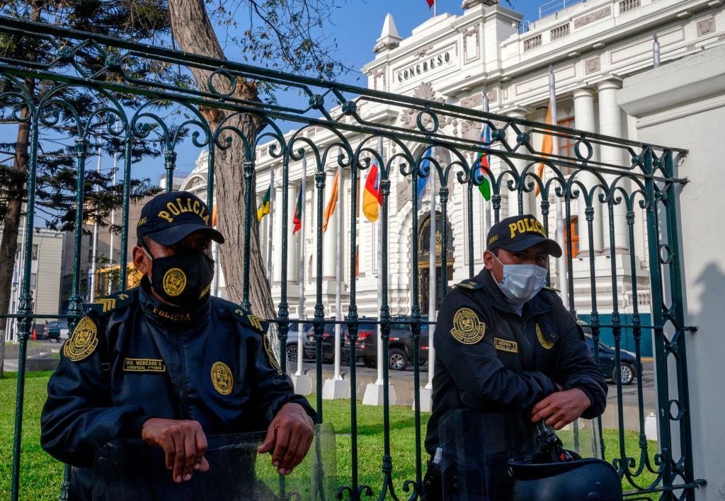 Policías custodian la sede del congreso peruano en Lima