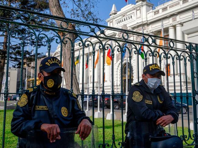 Policías custodian la sede del congreso peruano en Lima