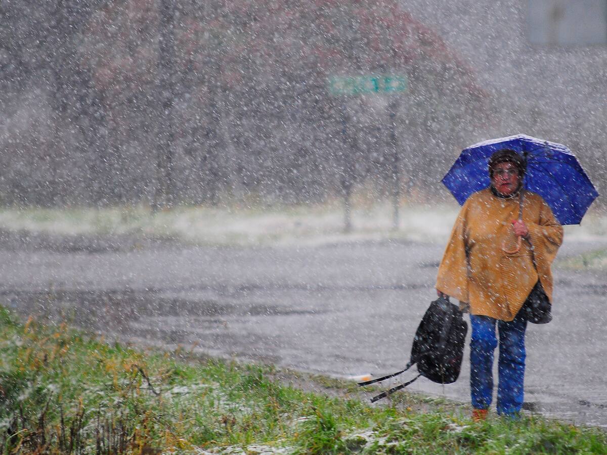 Nuevas lluvias llegan a Santiago esta semana: potente sistema frontal traerá viento y nieve en Chile