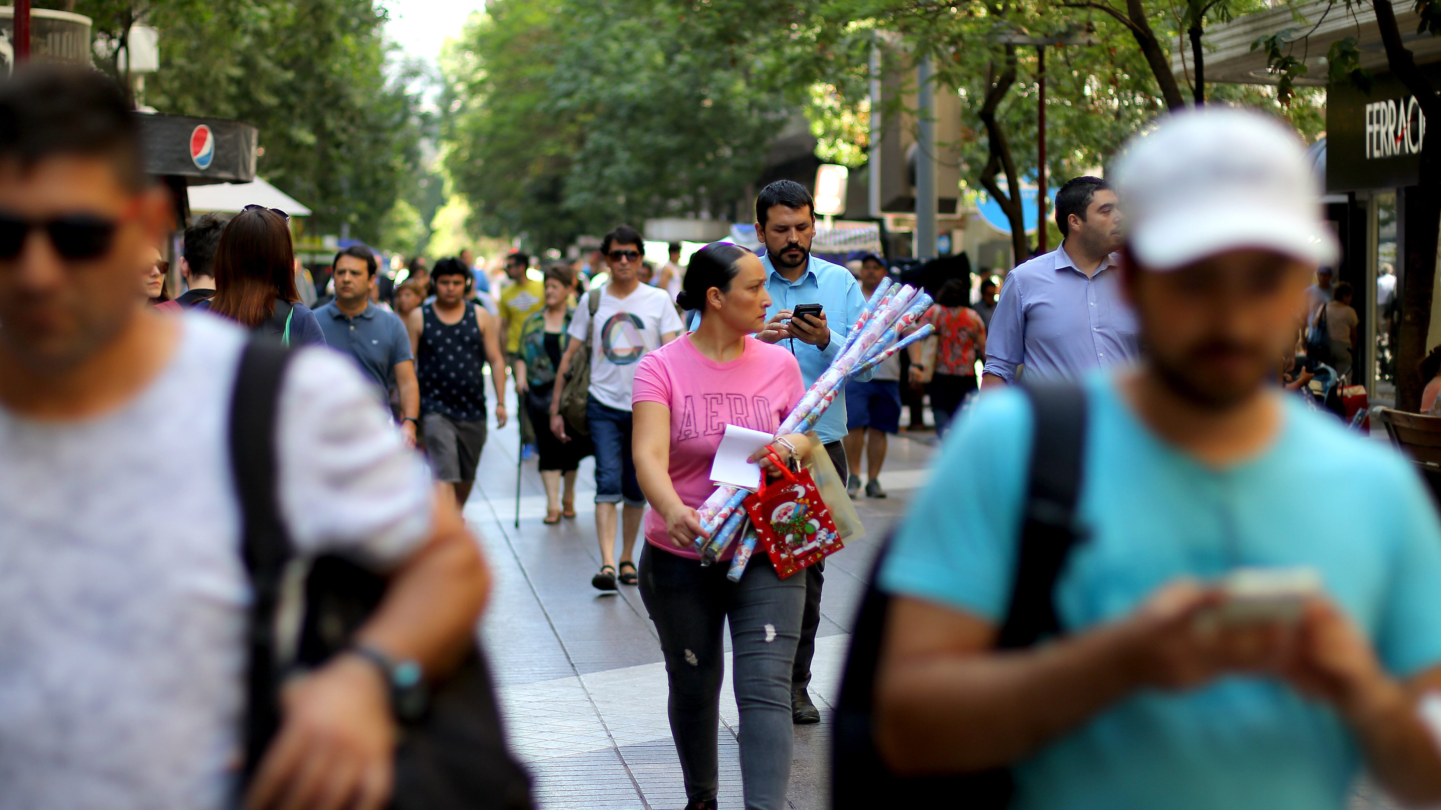 24 de Diciembre del 2018/SANTIAGOUna mujer es vista con papeles de regalos en el paseo Ahumada, mientras realiza las últimas compras en vísperas de la navidad.
FOTO: HANS SCOTT /AGENCIAUNO