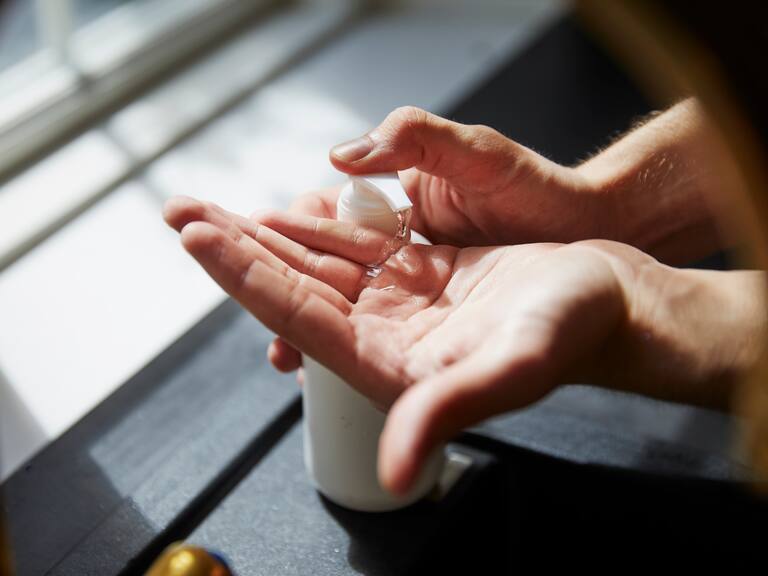 Estos son los desconocidos riesgos que corres al utilizar alcohol gel para manos