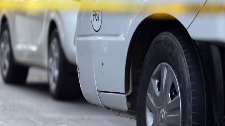 01 de Junio del 2020/SANTIAGO Un robo frustrado a un camión repartidor de cecinas ocurrió esta mañana en pleno centro de Santiago, un funcionario de la PDI que pasaba por el lugar repelio a los asaltantes con su arma hiriendo al chofer del camión, mientras que los asaltantes lograron escapar. En la imagen el parachoques del camion con un impacto de bala
FOTO: FRANCISCO CASTILLO /AGENCIAUNO