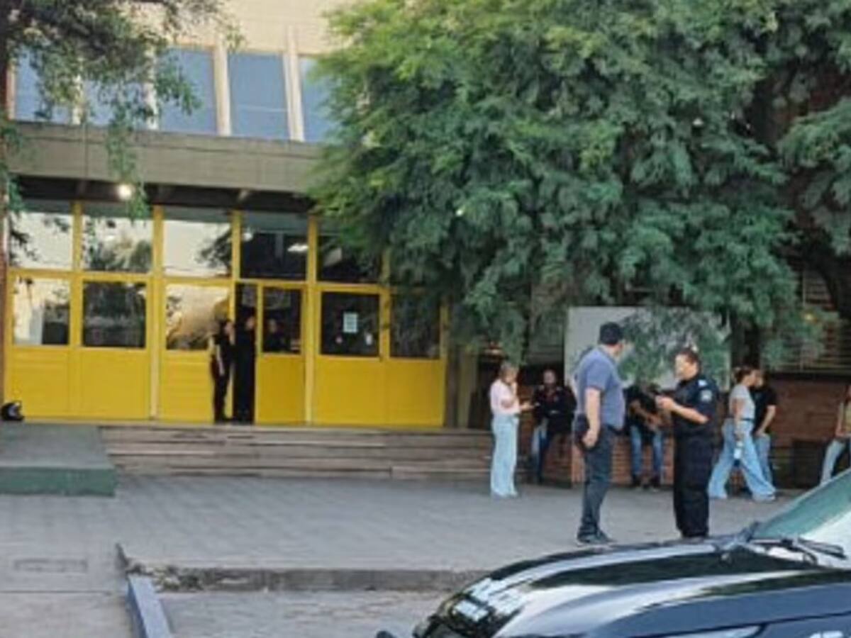 Impacto en colegio de Argentina: escolar escondió escopeta en estuche de guitarra y asesina a estudiante