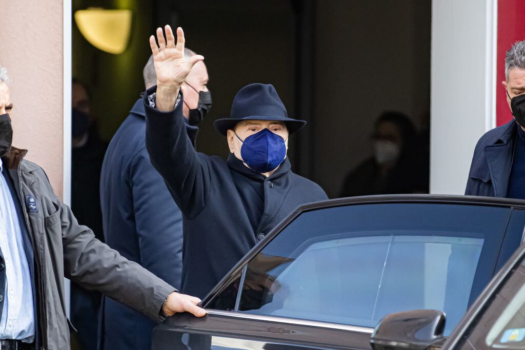 Silvio Berlusconi saliendo de un recinto médico en enero de 2021