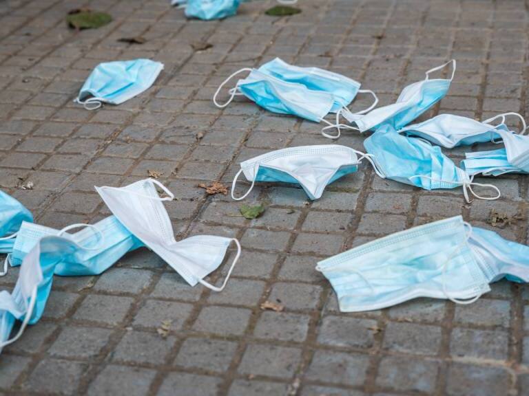 Aprueban ley que impone multas por botar mascarillas y otros elementos sanitarios en la vía pública