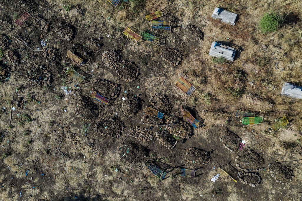 Vista aérea de un cementerio de víctimas del conflicto en Etiopía