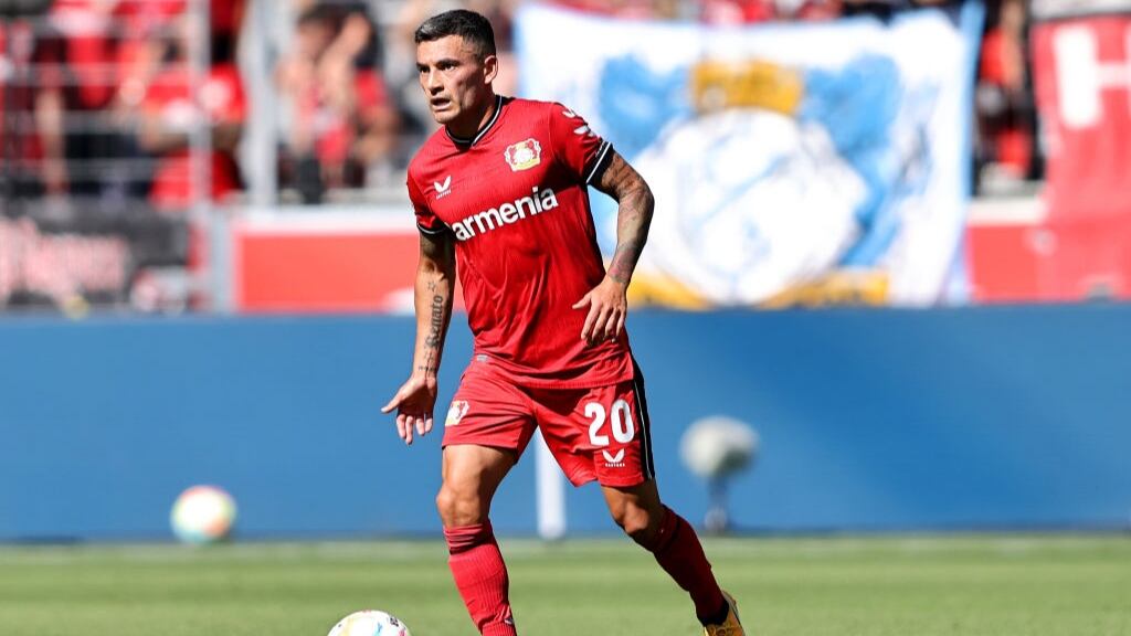 Charles Aránguiz suma minutos en la primera victoria de la temporada del Bayer Leverkusen