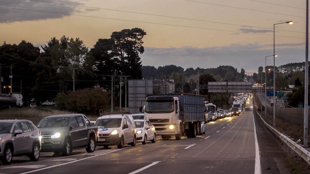 31 MARZO 2020. OSORNOUn taco de mas de tres horas se produjo en la entrada norte de la ciudad de Osorno debido a los controles en el cordón sanitario ubicado en la calle René Soriano por la cuarentena total que fue decretada debido al aumento de los casos de personas contagiadas por el coronavirus. Carabineros realizan controles junto a militares apostados en diferentes puntos de la ciudad, en las barreras sanitarias y los cordones sanitarios. FOTO: AGENCIAUNO
