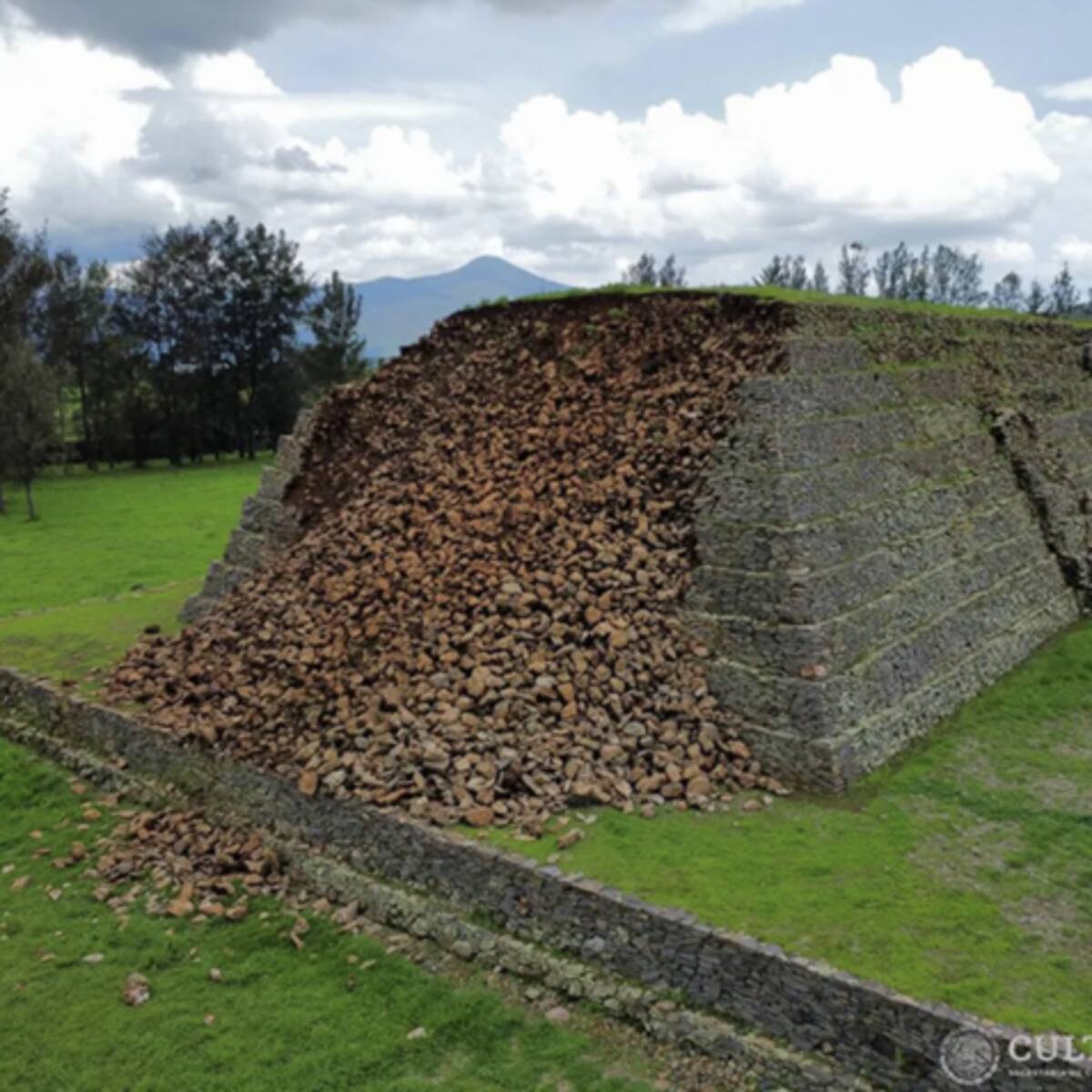 Pirámide prehispánica colapsa en México tras intensas lluvias: Así quedó la estructura de 15 metros