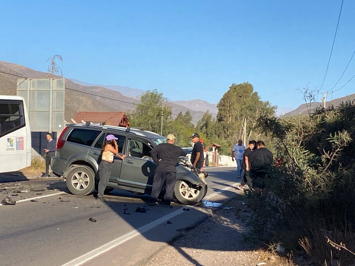 Trágico accidente entre bus y jeep deja dos muertos en Vicuña: además habría cerca de 15 lesionados