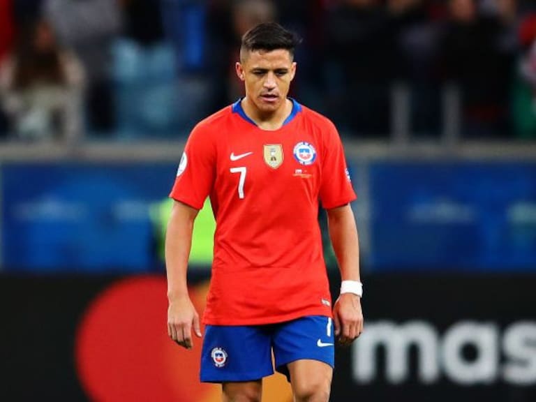 PORTO ALEGRE, BRAZIL - JULY 03: Alexis Sanchez of Chile looks dejected during the Copa America Brazil 2019 Semi Final match between Chile and Peru at Arena do Gremio on July 03, 2019 in Porto Alegre, Brazil. (Photo by Chris Brunskill/Fantasista/Getty Images)