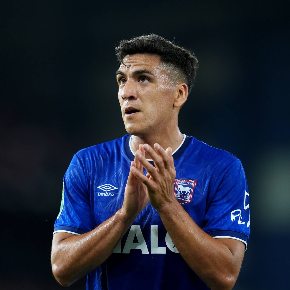 Competencia para Marcelino Núñez: Ipswich Town ficha al mediocampista más caro de su historia