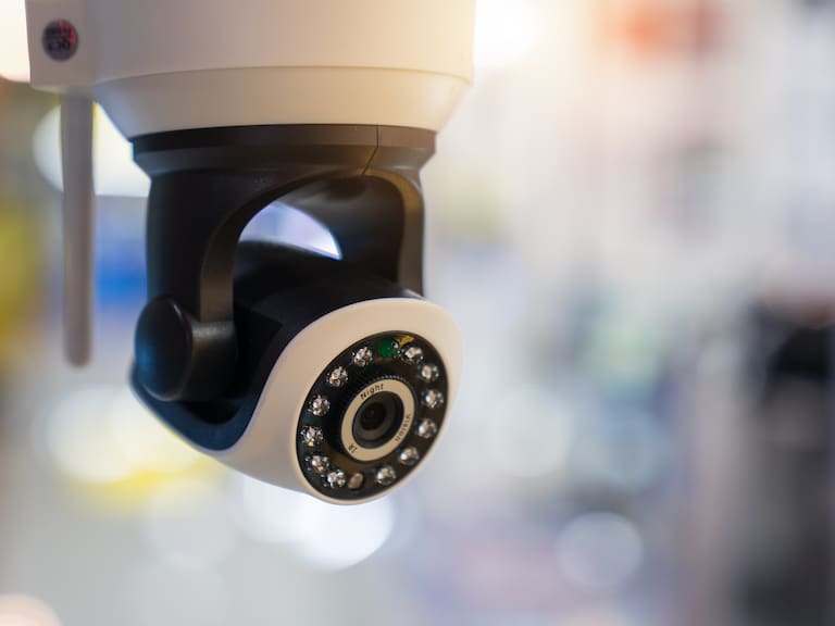 ¿Es legal que instalen cámaras en mi trabajo? Qué está permitido y qué no, según expertos