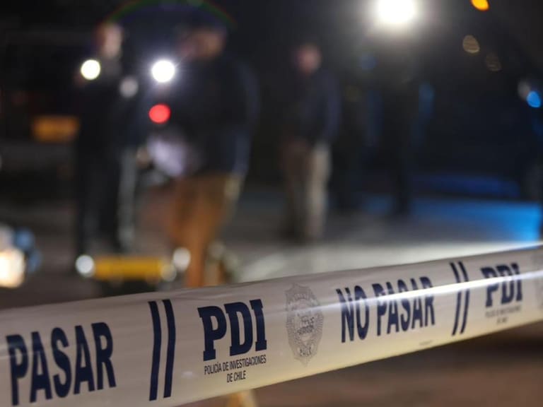 Hallan cuerpo dentro de una maleta a un costado de la Ruta 78 en Talagante