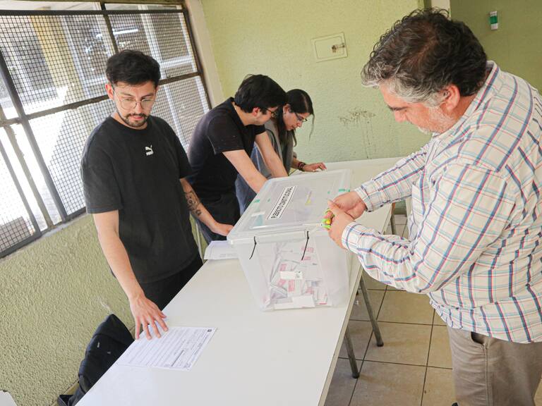 Elecciones 2024 en Chile: ¿Cuándo se publica la lista de vocales de mesa y cuánto les pagan?