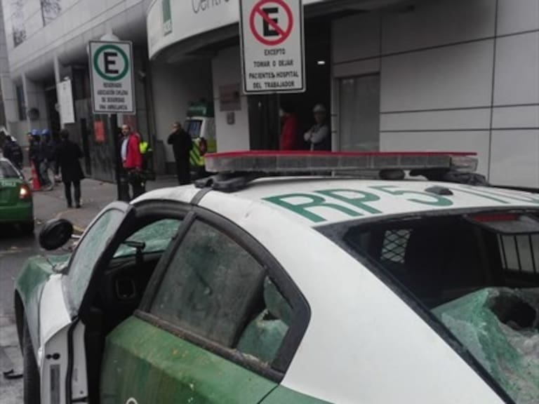 Radio patrulla de Carabineros fue atacada por grupo de encapuchados