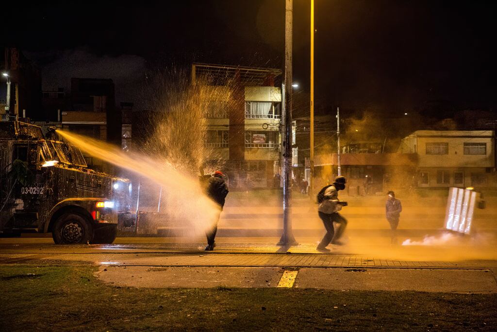 Policía reprime una manifestación contra el gobierno en Bogotá