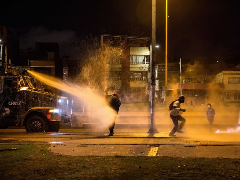 Policía reprime una manifestación contra el gobierno en Bogotá