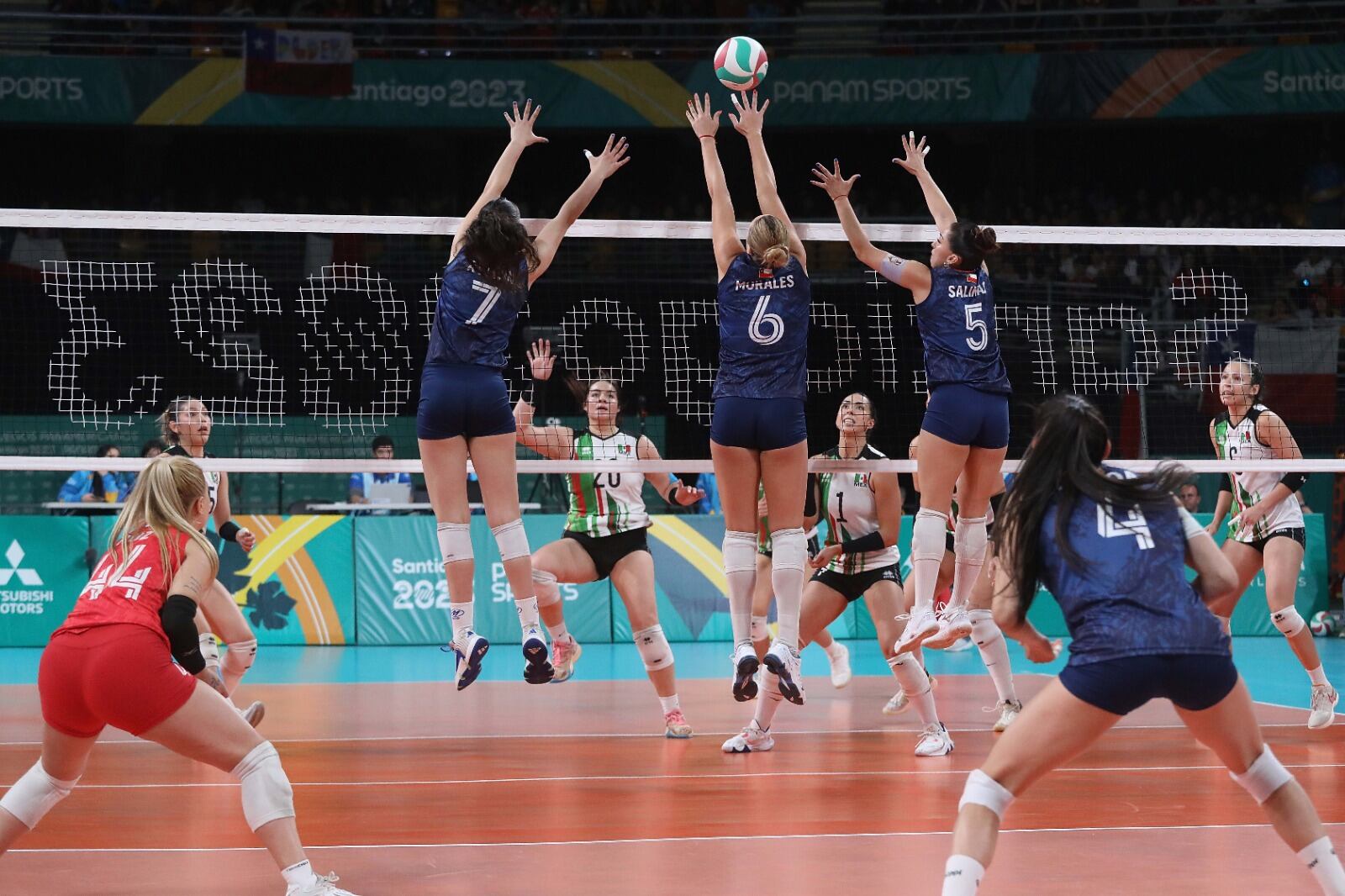 Santiago 2023: Chile cae ante México pero sigue vivo en el vóleibol femenino