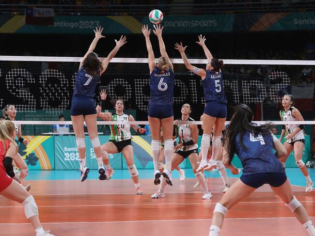 Santiago 2023: Chile cae ante México pero sigue vivo en el vóleibol femenino