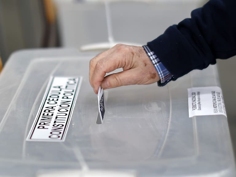 Mujer llegó a votar en camilla a local de votación ubicado en Temuco
