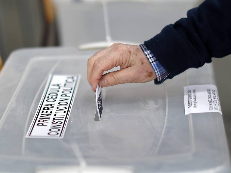 Mujer llegó a votar en camilla a local de votación ubicado en Temuco