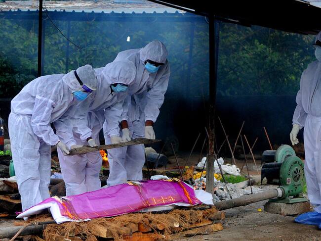 La cremación de una víctima del covid-19 en un cementerio de la India