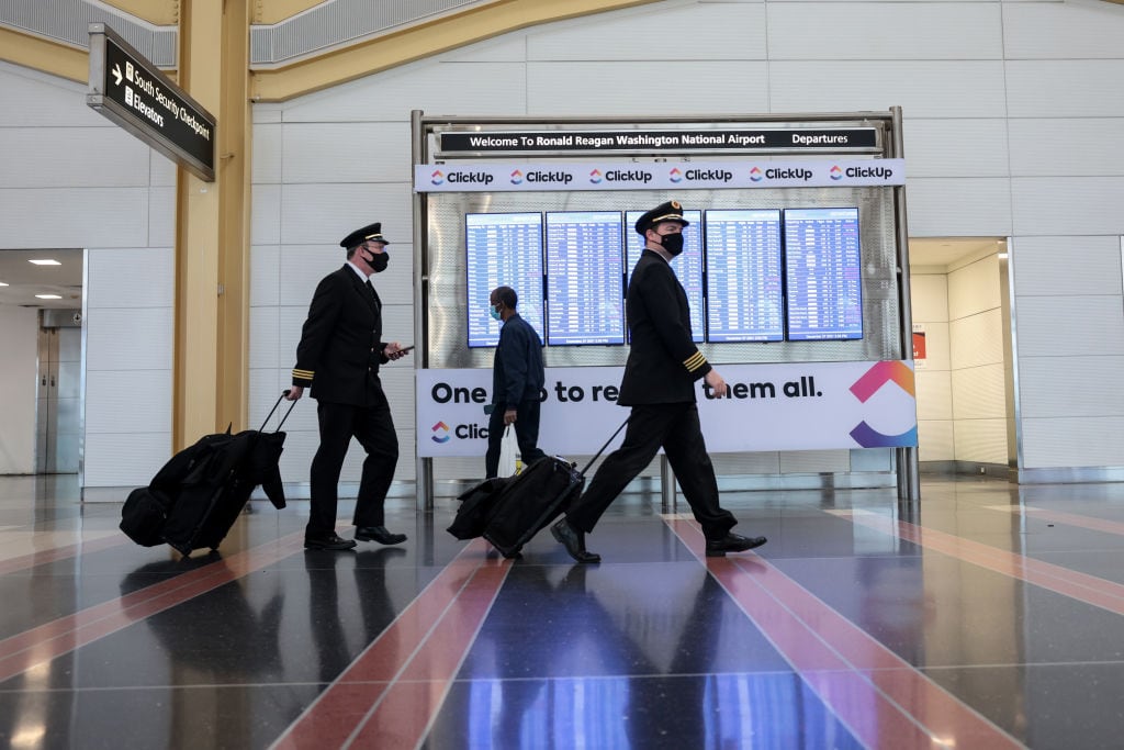Pilotos caminan por el aeropuerto de Arlington en Virginia