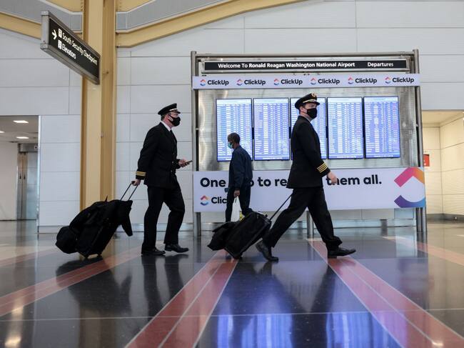 Pilotos caminan por el aeropuerto de Arlington en Virginia