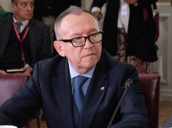 12 DE JULIO DEL 2026 / SANTIAGO La Comisión de Hacienda del Senado continúa la discusión en particular del proyecto de ley de Reconstrucción Nacional y Desarrollo Económico y Social, iniciativa impulsada por el Ejecutivo que busca fortalecer la reactivación económica, promover la inversión, generar empleo y financiar la reconstrucción de las zonas afectadas por los incendios de Ñuble, Biobío y Valparaíso. Durante la sesión, las y los senadores analizan las indicaciones presentadas al proyecto en materias tributarias, crédito al empleo, responsabilidad fiscal y medidas de impulso al crecimiento, como parte de su segundo trámite constitucional.
FOTO: VICTOR HUENANTE / AGENCIAUNO