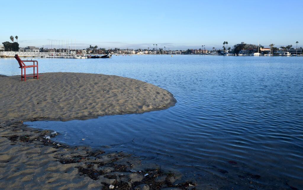 El mar cubre una playa de Long Beach en California