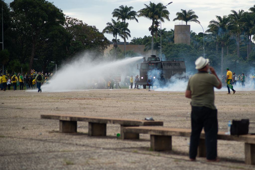 Policías dispersan a atacantes bolsonaristas en Brasilia