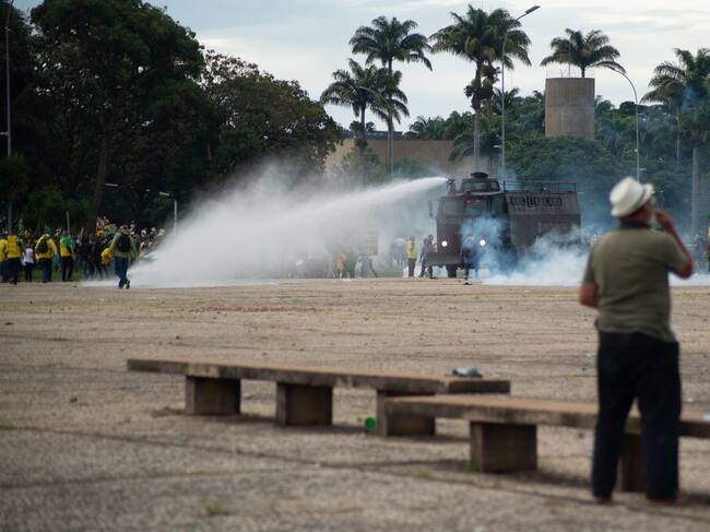 Policías dispersan a atacantes bolsonaristas en Brasilia