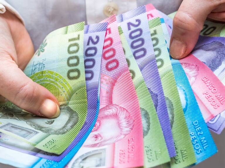 Más de 1 millón 900 mil familias chilenas beneficiadas: quiénes recibirán los $64 mil que paga el Estado desde hoy