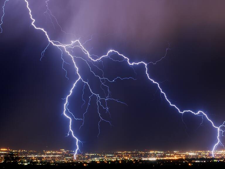 Meteorología de Chile emite aviso por tormentas eléctricas: estas son las 6 regiones en que se verían afectadas