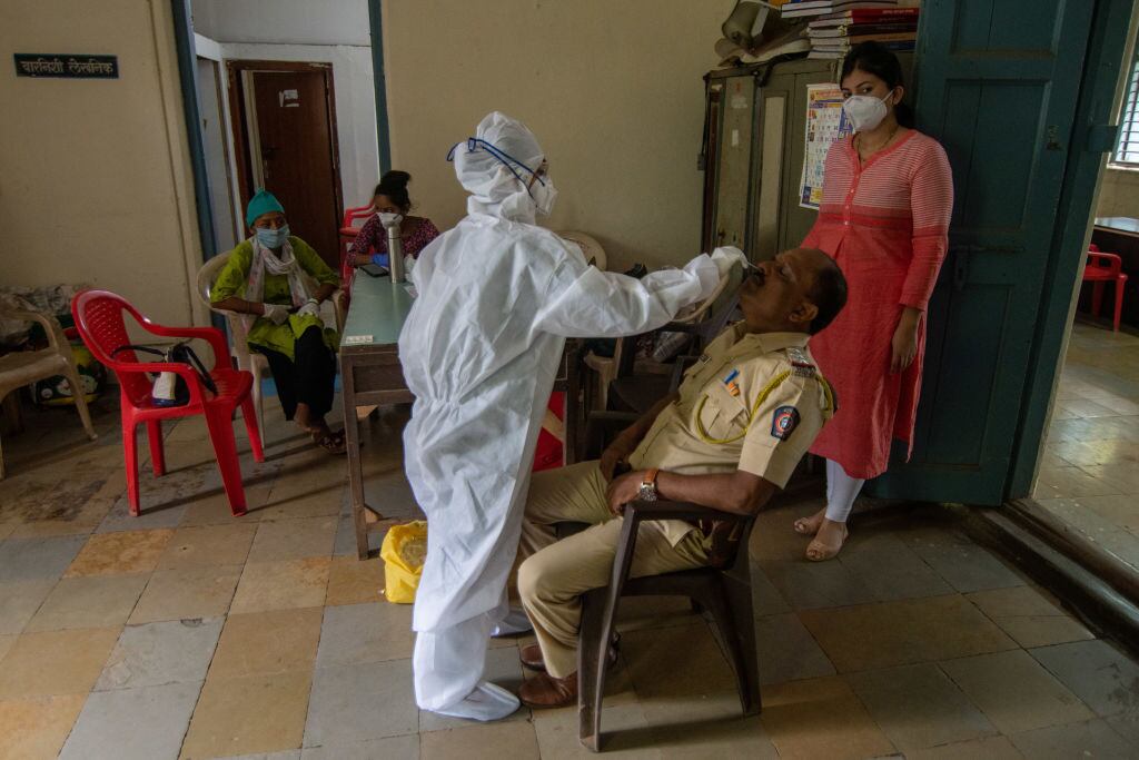 Grupo de policías se realizan test del Covid-19 en Bombay