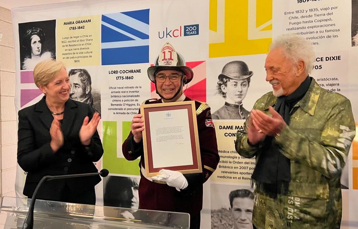 Tomes Jones se reúne con Bomberos en Chile y destaca su trabajo en los incendios forestales de Valparaíso