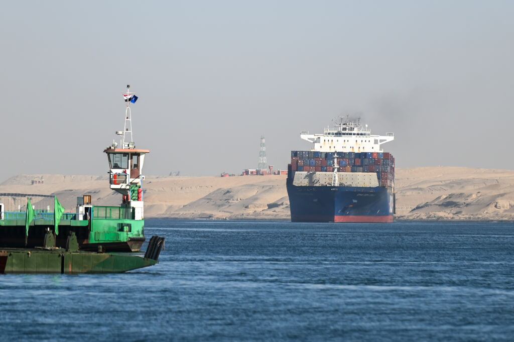 Carguero avanza por el Mar Rojo para llegar al Canal de Suez, zona donde los hutíes atacan barcos en respuesta a los bombardeos de Israel contra Gaza.
