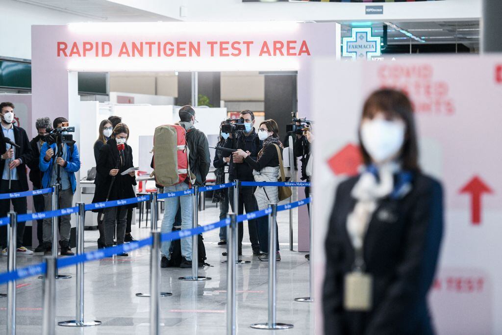 Pasajeros llegan al aeropuerto internacional de Milán