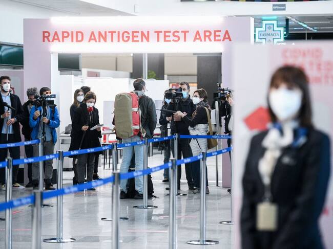 Pasajeros llegan al aeropuerto internacional de Milán