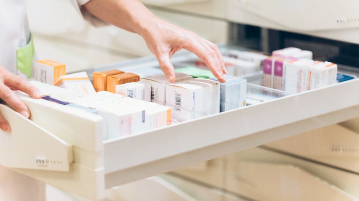 Gigante cadena de farmacias bajo la lupa: ISP detecta incentivos económicos para promover venta de medicamentos