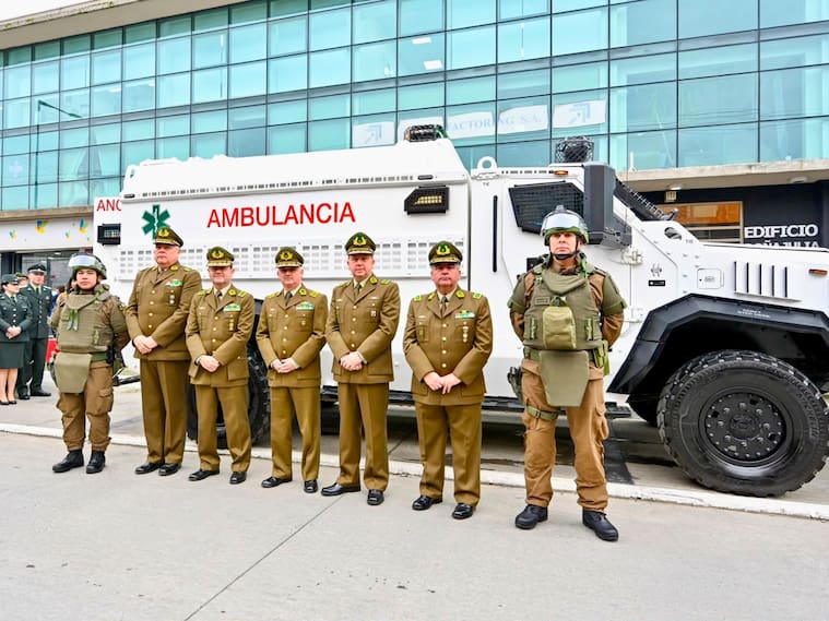 Carabineros inaugura centro médico y ambulancia blindada