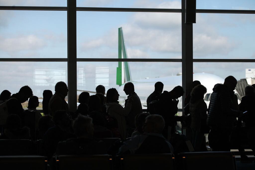 Un grupo de pasajeros espera en el Aeropuerto de Ezeiza de Buenos Aires
