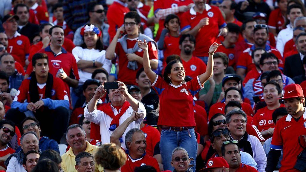 31 DE AGOSTO 2017, SANTIAGO.Hinchas Chilenos durante la previa del partido valido por la decimoquinta fecha de las Clasificatorias al Mundial de Rusia 2018, entre Chile vs Paraguay jugado en el Estadio Monumental.
FOTO: JAVIER VALDES LARRONDO /AGENCIAUNO
