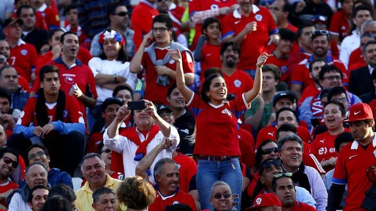 31 DE AGOSTO 2017, SANTIAGO.Hinchas Chilenos durante la previa del partido valido por la decimoquinta fecha de las Clasificatorias al Mundial de Rusia 2018, entre Chile vs Paraguay jugado en el Estadio Monumental.
FOTO: JAVIER VALDES LARRONDO /AGENCIAUNO