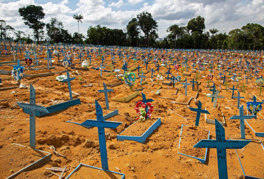 Víctimas del Covid-19 en el cementerio Nossa Senhora Aparecida de Manaos
