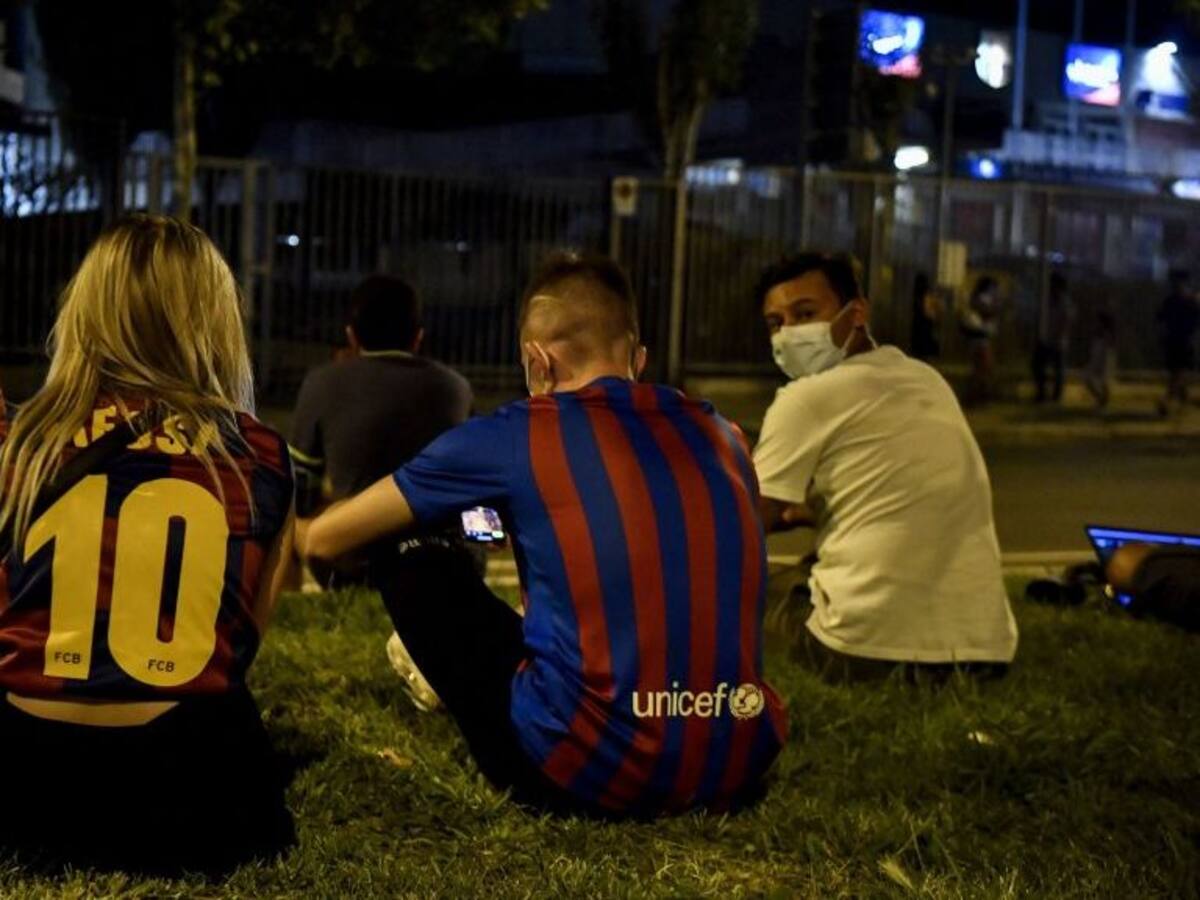 Desolación total: Hinchas del FC Barcelona se apostaron a las afueras del Camp Nou tras la salida de Lionel Messi
