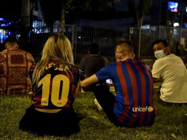 Desolación total: Hinchas del FC Barcelona se apostaron a las afueras del Camp Nou tras la salida de Lionel Messi