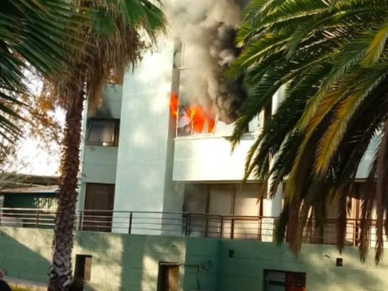 Incendio en edificio de Carabineros