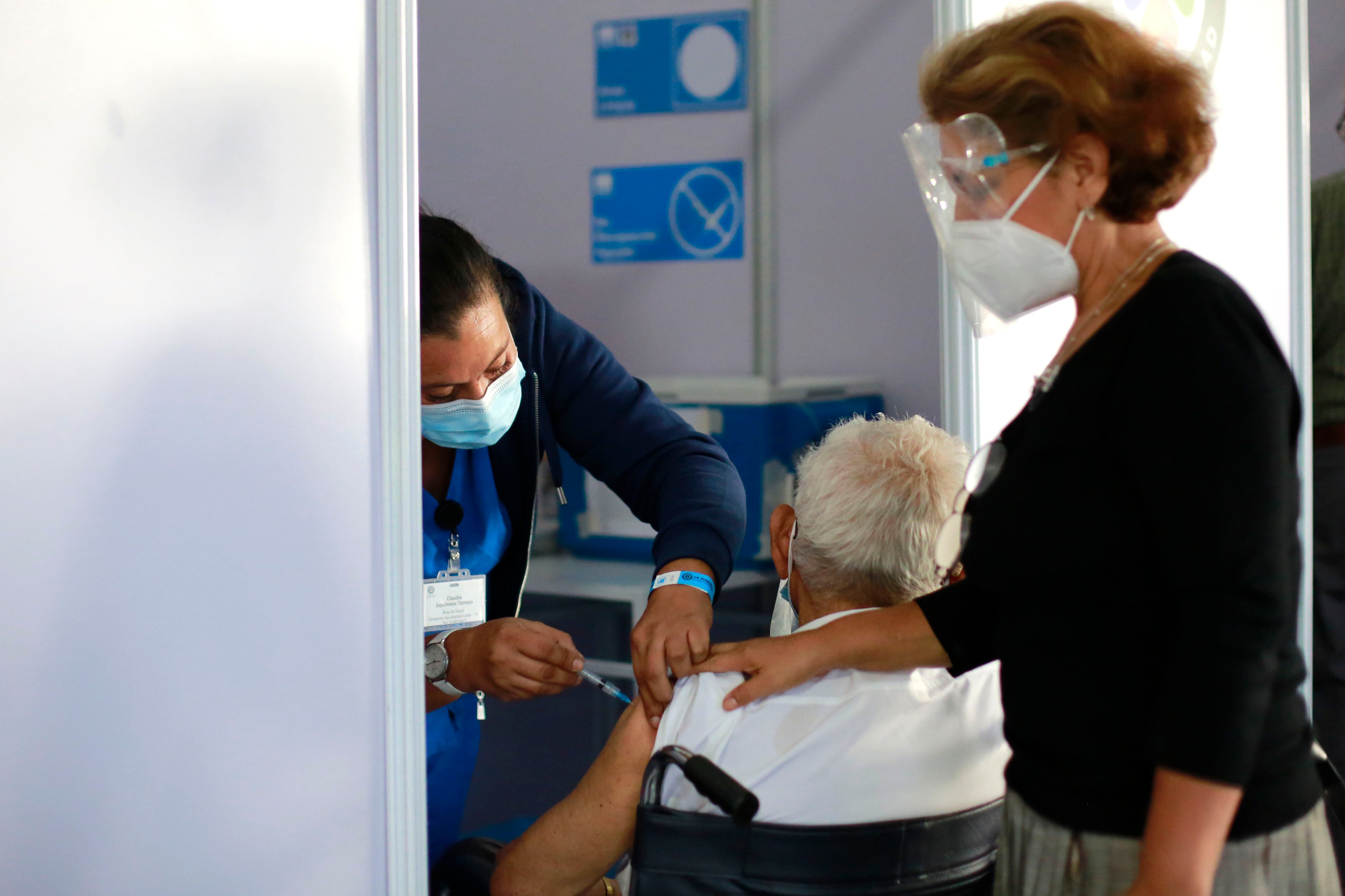Vacuna de adultos mayores con Sinovac, imagen de archivo. Foto: Agencia Uno